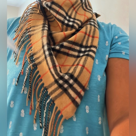 Authentic children’s Burberry Bandana Scarf NWT box - Picture 11 of 11
